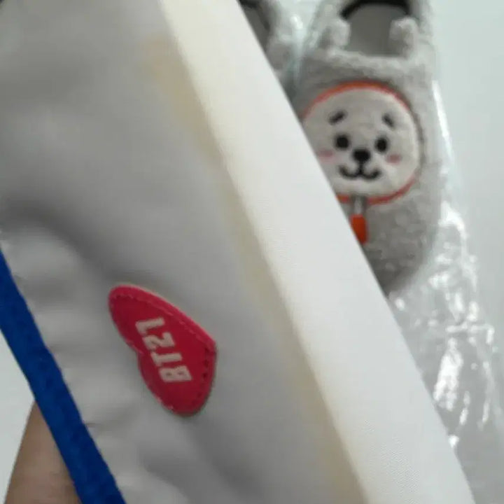 [BUNJANG] BT21 Character Goods Set (Pencil Case, Pen, Mechanical Pencil, Earphone Case, Slippers) / BT21 굿즈 세트 (필통, 펜, 샤프, 이어폰 케이스, 슬리퍼)