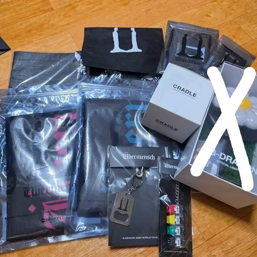 [SOLD OUT] [원가양도] 지드래곤 GD 위버맨쉬 응원봉&amp;리유저블백&amp;크래들&amp;포카&amp;슬로건