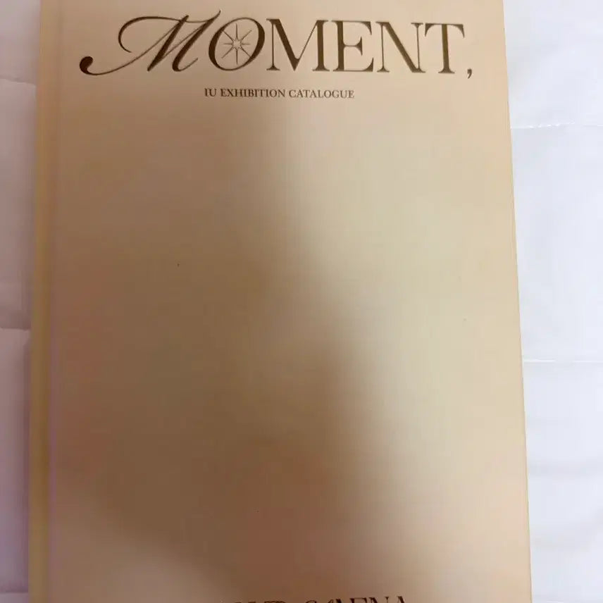 [BUNJANG] IU Exhibition Catalog MOMENT / 아이유 전시도록 MOMENT 순간전시회 카탈로그