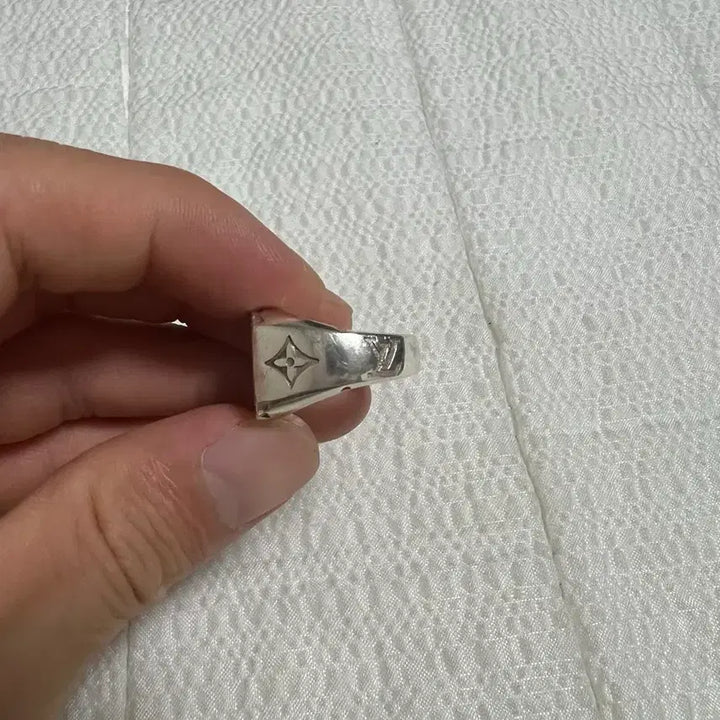 [BUNJANG] Louis Vuitton Monogram Signet Ring Silver / 루이비통 모노그램 시그넷 반지 실버 M