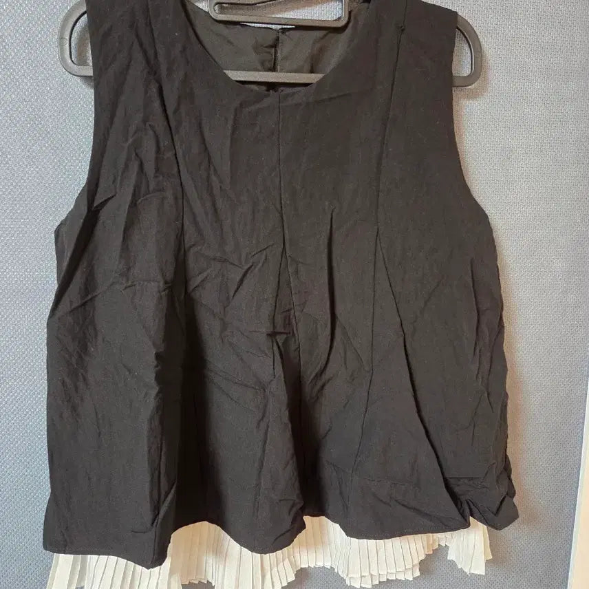 [BUNJANG] Sleeveless Frill Blouse - Black / 블랙 민소매 프릴 블라우스