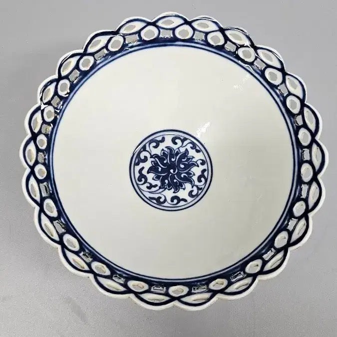 [BUNJANG] Qing Dynasty Qianlong Period Blue and White Porcelain Reticulated Tea Bowl / 대청건륭년제 청화 투각다완