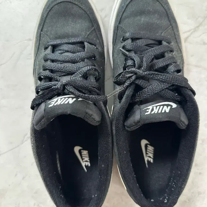 [BUNJANG] Nike Black White Swoosh Sneakers / 나이키 운동화 검정색 흰색 스우시
