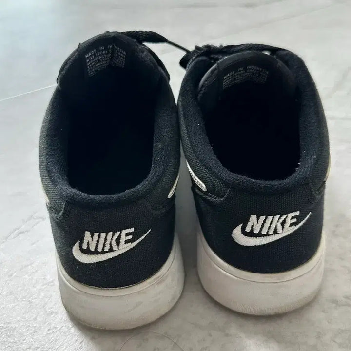 [BUNJANG] Nike Black White Swoosh Sneakers / 나이키 운동화 검정색 흰색 스우시