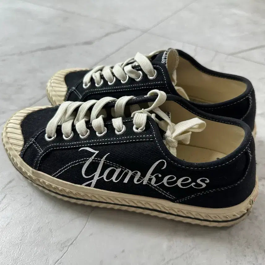 [BUNJANG] New York Yankees Black Canvas Shoes 250mm / 뉴욕 양키스 검정 캔버스화 250mm