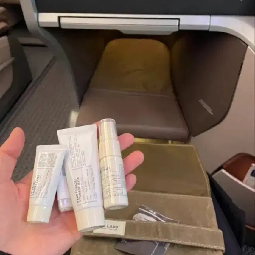 [BUNJANG] Singapore Airlines Business Amenity Pouch with Le Labo Set / 싱가포르 항공 르라보 비즈니스 어메니티 파우치