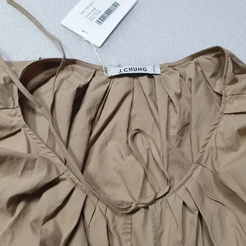 [BUNJANG] J.chung Puff Sleeve Shirring Blouse Beige One Size / J.chung 퍼프 소매 셔링 블라우스 베이지 프리사이즈
