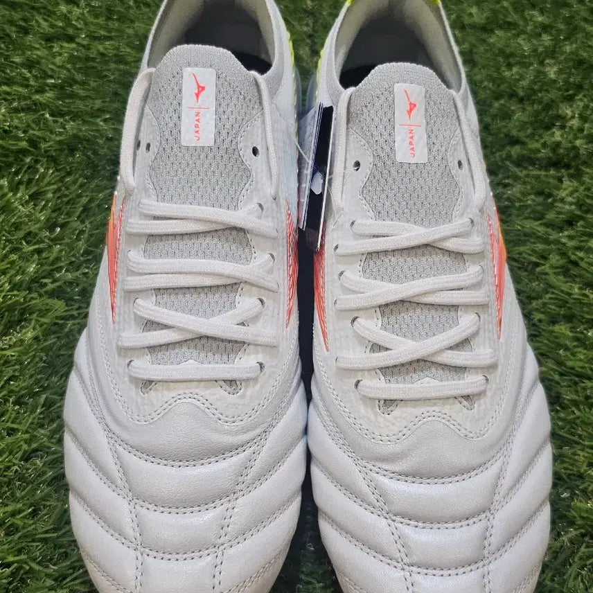 [BUNJANG] Mizuno Morelia Neo 5 Beta JPN AG Cleats Prism White / [새상품]모렐리아 네오5 베타 JPN AG Prism White팩