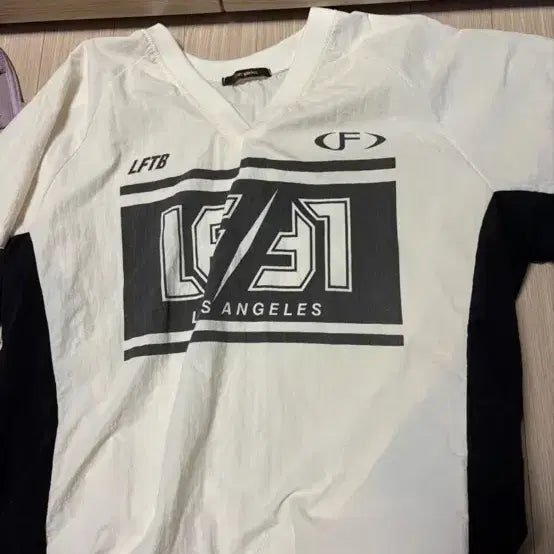 [BUNJANG] Loose Fit Short-Sleeve T-Shirt with Crinkled Texture and Logo Play / 바스락 반팔티
