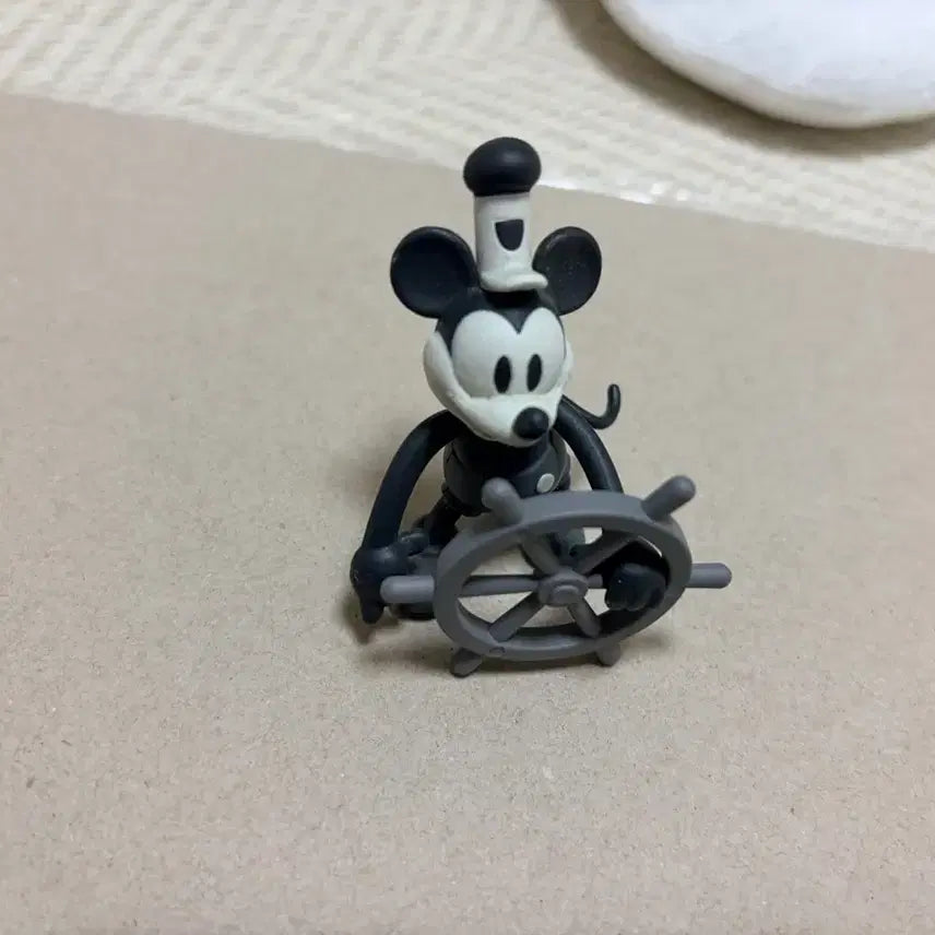 [BUNJANG] Disney Steamboat Willie Mickey Mouse Captain Figure (Monochrome) / 증기선윌리 미키마우스 선장 피규어 (흑백)