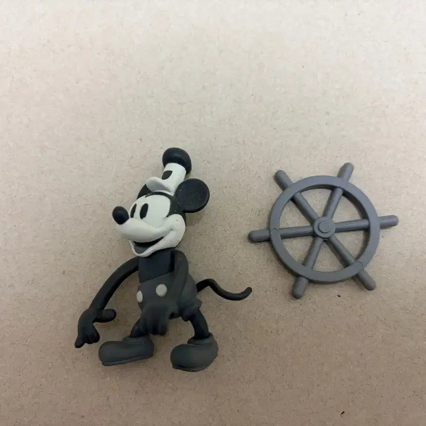 [BUNJANG] Disney Steamboat Willie Mickey Mouse Captain Figure (Monochrome) / 증기선윌리 미키마우스 선장 피규어 (흑백)