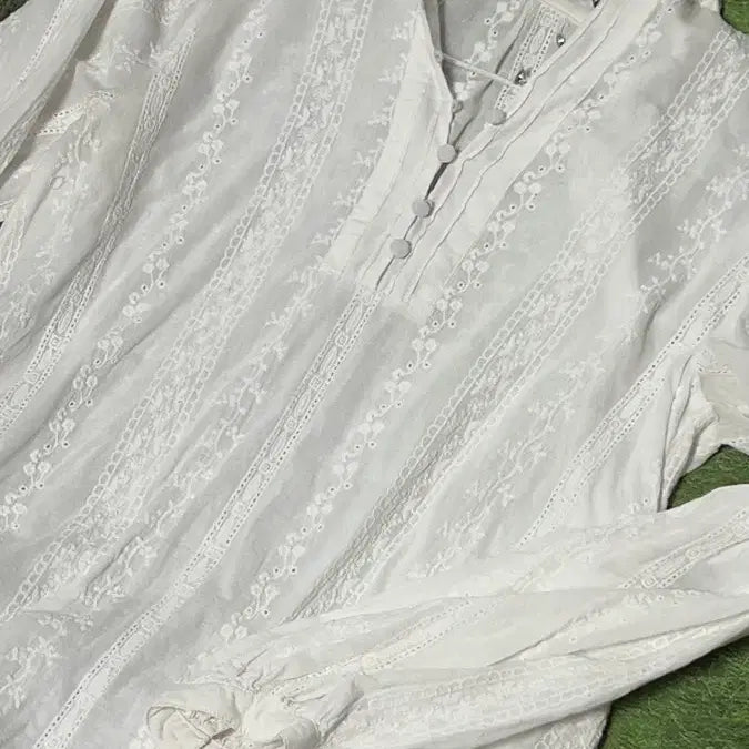 [BUNJANG] Sogeum Vintage Embroidered Blouse / 소금빈티지 자수 블라우스