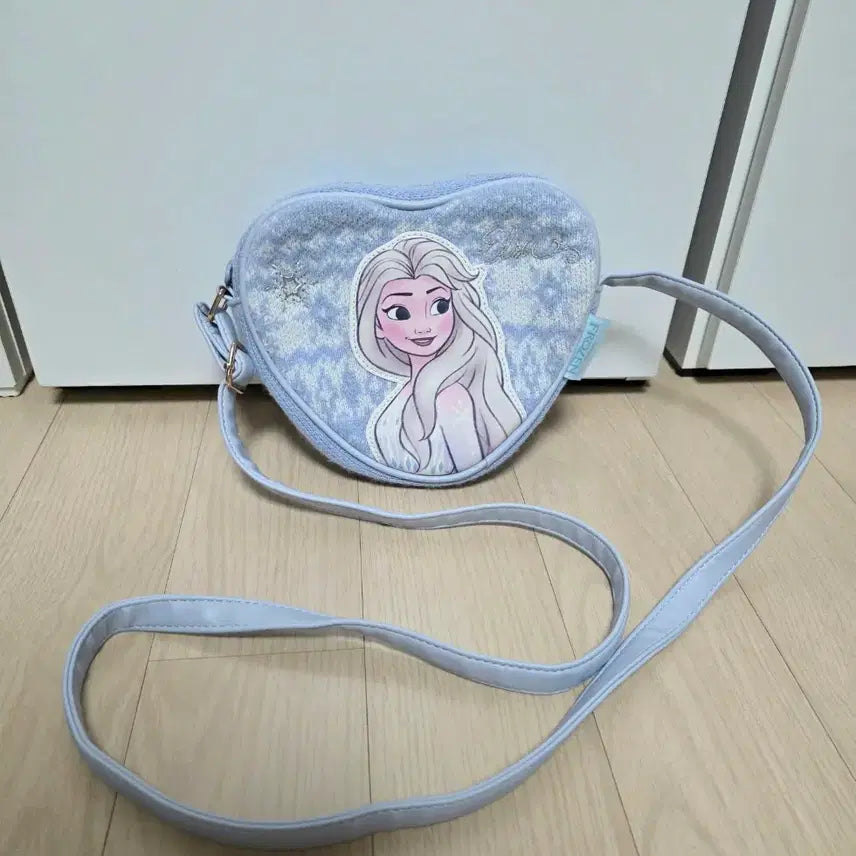 [BUNJANG] Disney Shanghai Frozen Shoulder Bag / Disney Shanghai frozen 상하이 디즈니  겨울왕국숄더백