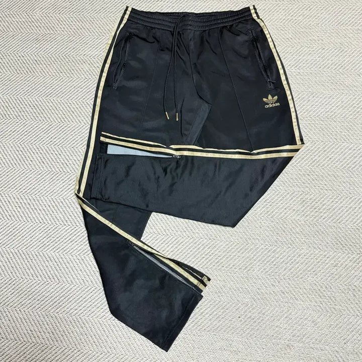[BUNJANG] Adidas Track Pants Black Gold Three Stripes Zipper / 아디다스 트랙 팬츠 블랙 골드 삼선 지퍼