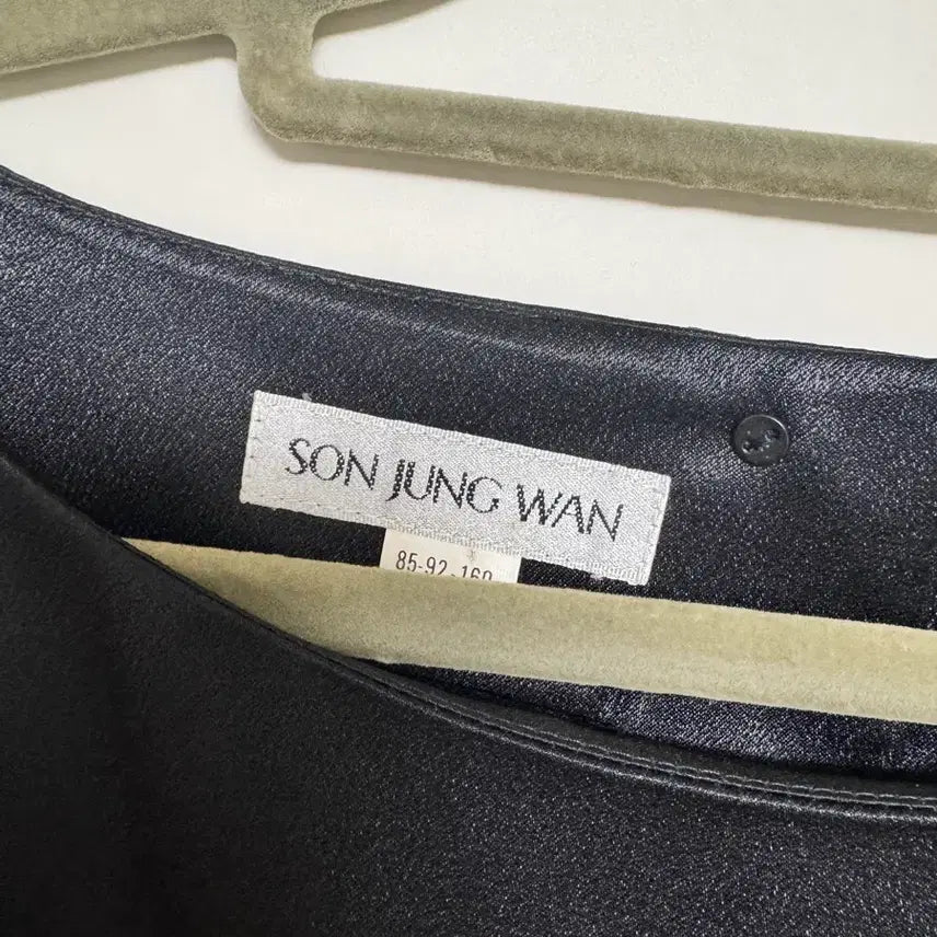 [BUNJANG] Son Jung Wan Black Satin Ribbon Blouse / 손정완 디자이너 브랜드 블랙 새틴 리본 블라우스