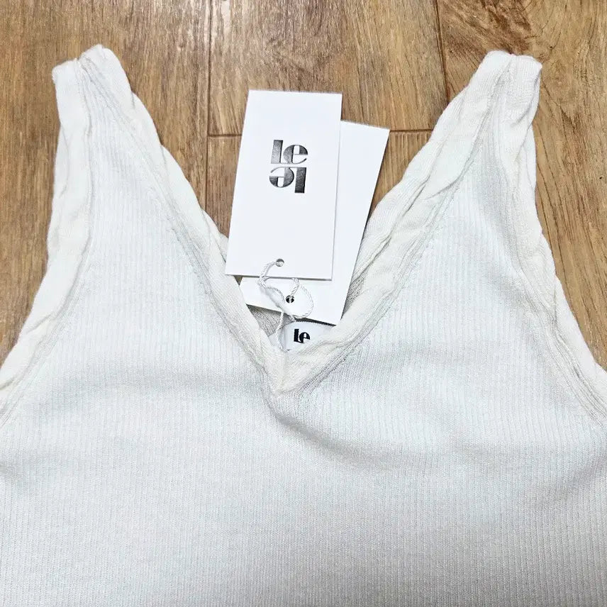 [BUNJANG] LE V-Neck Sleeveless Top / 르(LE) V넥 슬리브리스 탑 55-66 새상품