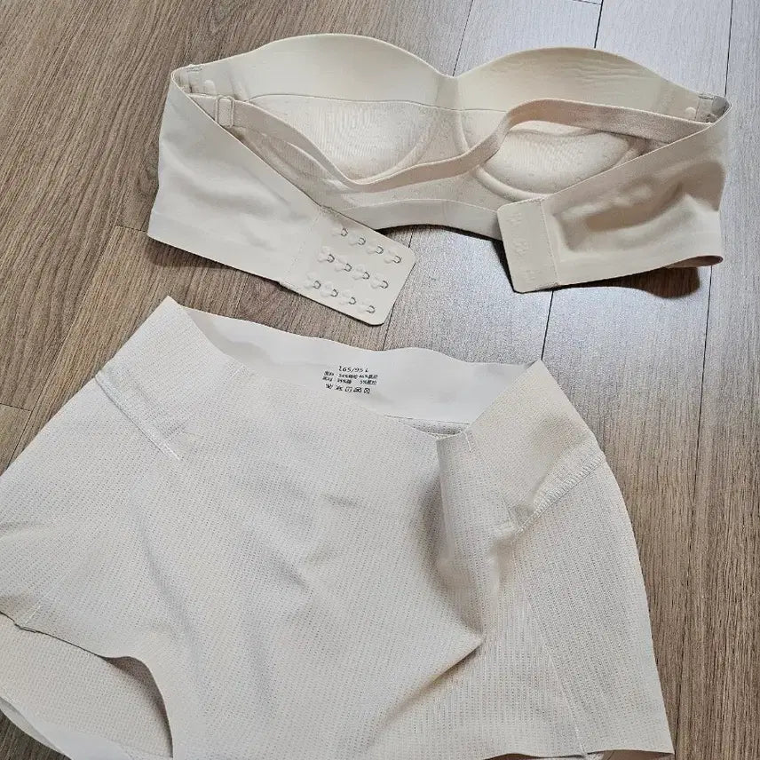 [BUNJANG] Verish Off-Shoulder Bra + Hip Pad Panty Set / 베리쉬 오프숄더 브라+골반뽕 팬티
