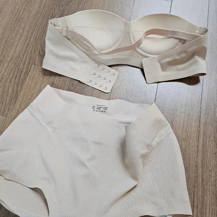 [BUNJANG] Verish Off-Shoulder Bra + Hip Pad Panty Set / 베리쉬 오프숄더 브라+골반뽕 팬티