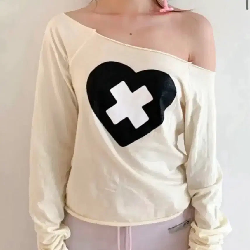 [BUNJANG] Shopfairy Cross Heart Cut Off T-Shirt / 급)샵페어리 크로스 하트 컷 오프 티셔츠