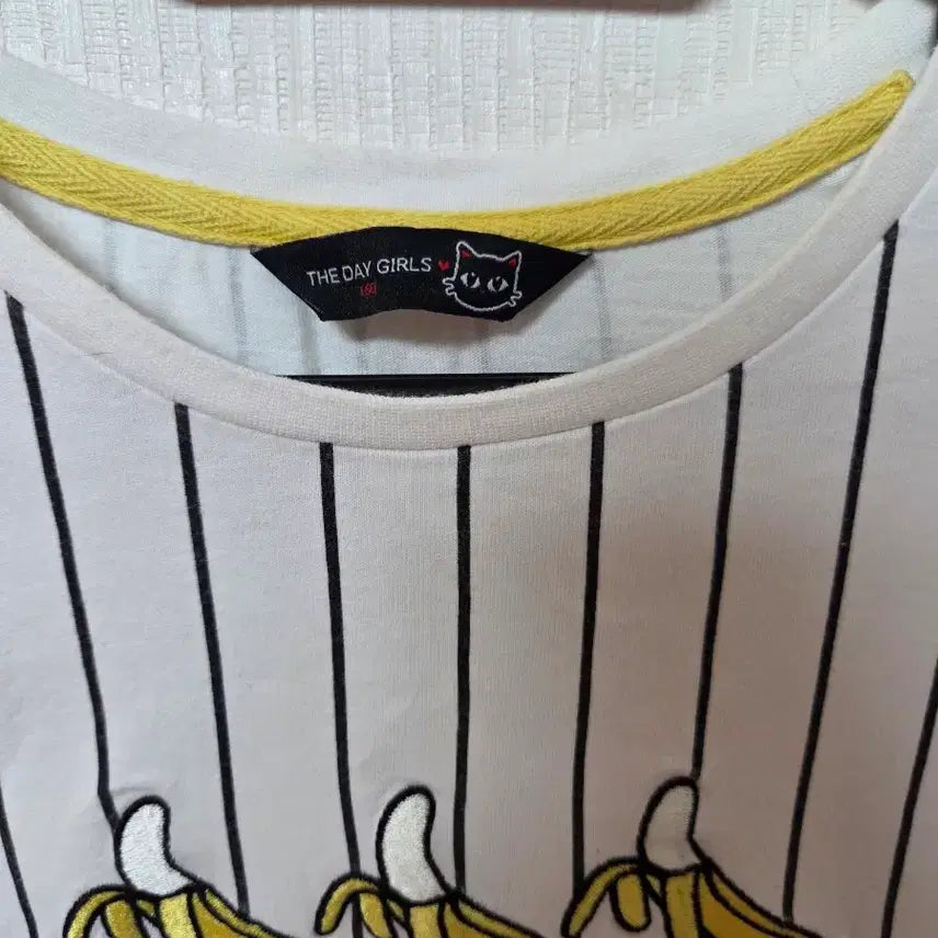 [BUNJANG] The Dayz Striped Banana Print Short Sleeve T-Shirt / 더데이걸즈 줄무늬 바나나 프린팅 반팔 티셔츠 160