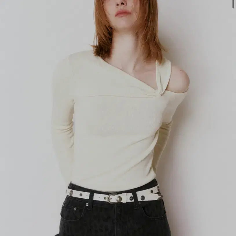 [BUNJANG] RAVE Twist Cut-out Knit Ivory / 레이브 Twist Cut-out Knit 아이보리