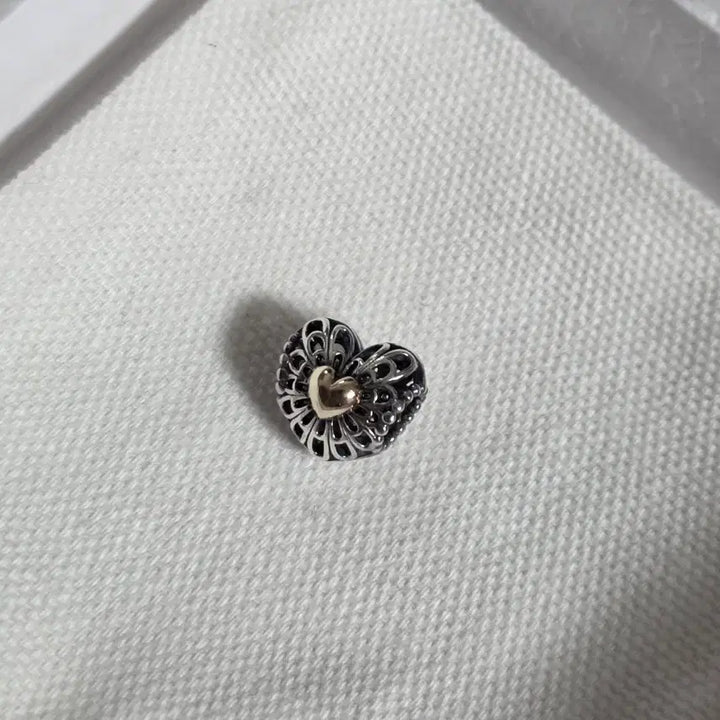 [BUNJANG] Pandora 14K Gold &amp; Sterling Silver 925 Heart Charm / 14k골드 &amp; 실버 925 ]  Pandora 판도라 gold heart