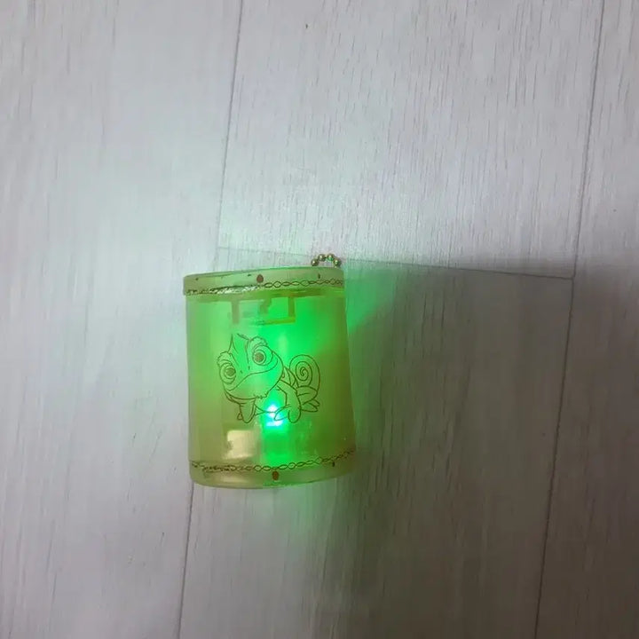 [BUNJANG] Tangled Lantern Pascal Gacha Keyring / 라푼젤 랜턴 LED 파스칼 가챠 키링