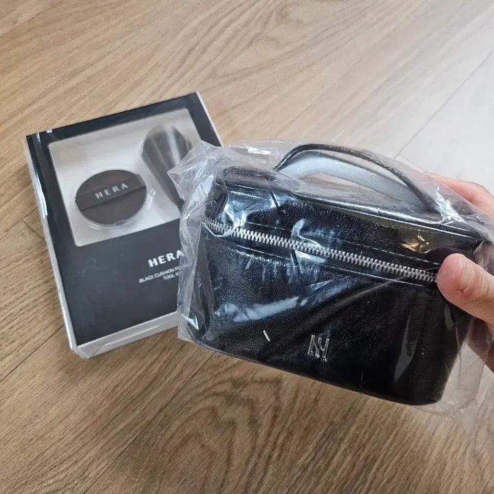 [SOLD OUT] 헤라 블랙쿠션 파운데이션 툴 키트 파우치 세트