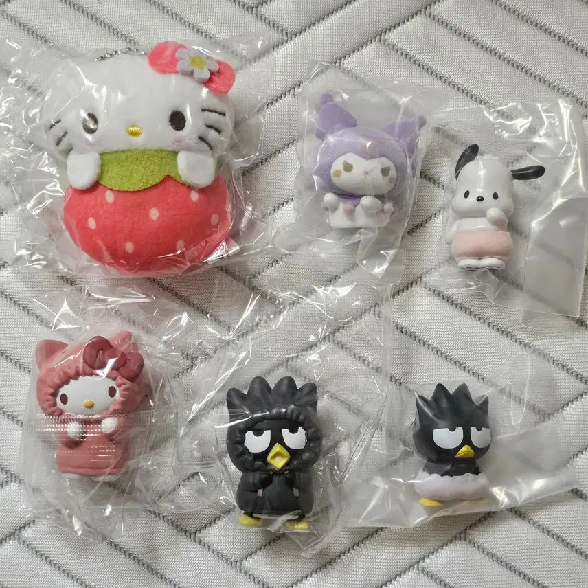 [BUNJANG] Sanrio Gacha Figures Bundle (Ichigo, Hobak, Mugu Gyu, Floki) / 산리오 가챠 피규어 일괄 플로키 이치고 호박 무규규 파카