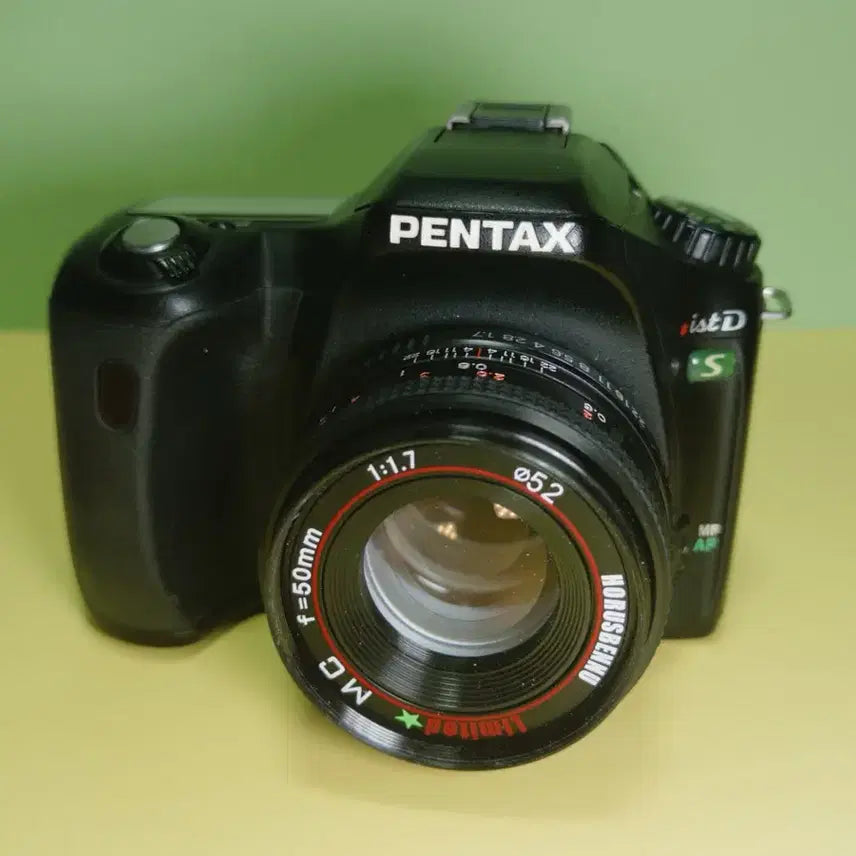 [BUNJANG] Pentax ist ds DSLR Camera with 50mm Lens, Eneloop Charger, and Batteries / 펜탁스 ist ds (렌즈, 에네루프 충전기포함)