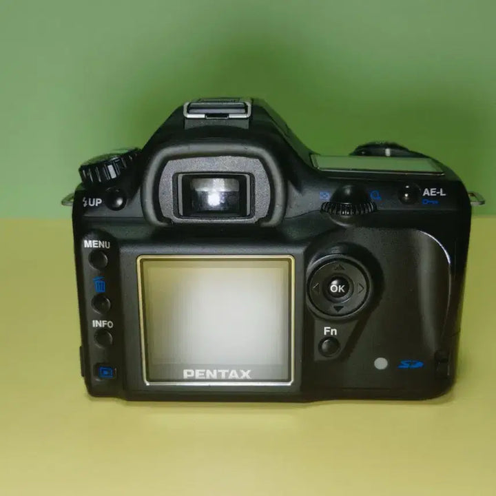[BUNJANG] Pentax ist ds DSLR Camera with 50mm Lens, Eneloop Charger, and Batteries / 펜탁스 ist ds (렌즈, 에네루프 충전기포함)