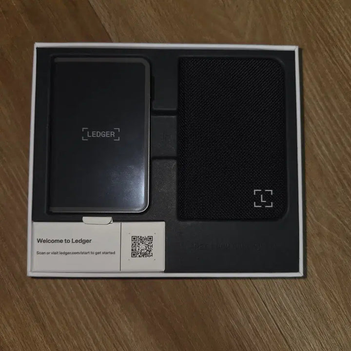 [BUNJANG] Ledger Stax Cryptocurrency Wallet with Magnetic Case / Ledger Stax 코인 지갑 + 자석케이스