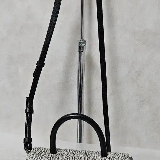 [BUNJANG] Rouge &amp; Lounge Black Buckle Pattern Tote Bag / 루즈앤라운지 토트백