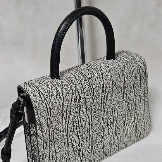 [BUNJANG] Rouge &amp; Lounge Black Buckle Pattern Tote Bag / 루즈앤라운지 토트백