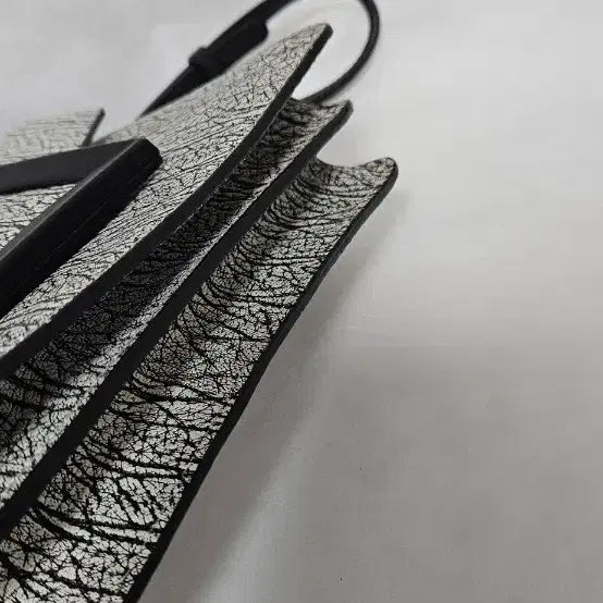 [BUNJANG] Rouge &amp; Lounge Black Buckle Pattern Tote Bag / 루즈앤라운지 토트백