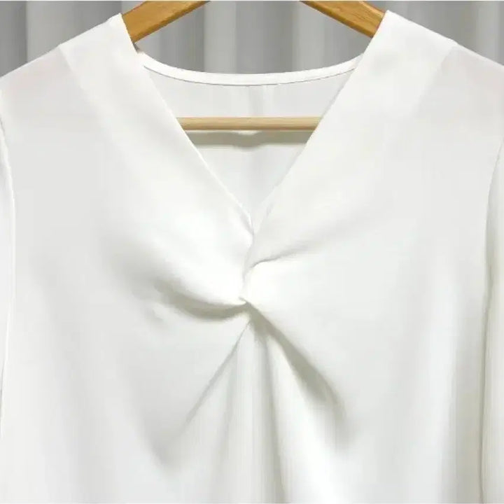 [SOLD OUT] 꼬임 블라우스 화이트