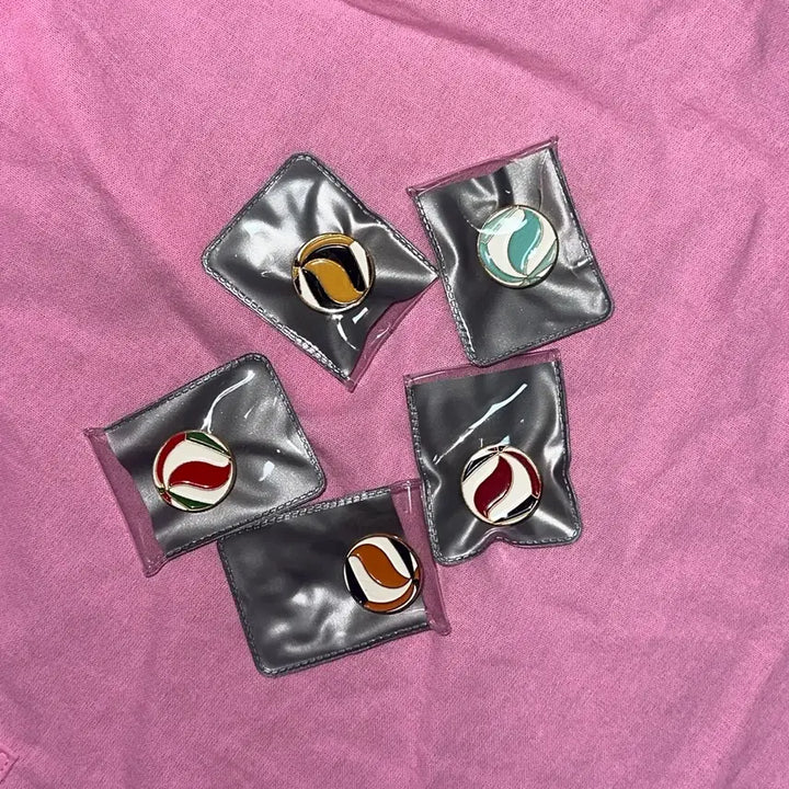 [BUNJANG] Haikyuu!! Volleyball Metal Pin Badge Set (5 Types) / 하이큐 금속뱃지 배구공 오트밀님 5종 일괄 판매