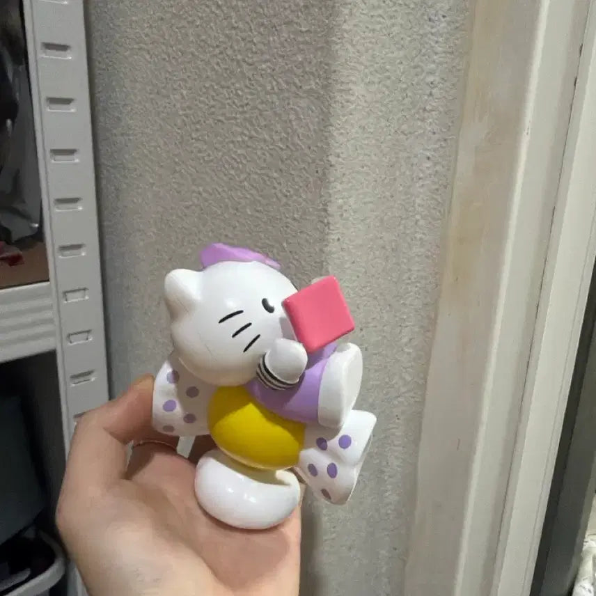 [BUNJANG] Sanrio Hello Kitty Spinning Figure / 산리오 키티 책보는 돌아가는 피규어