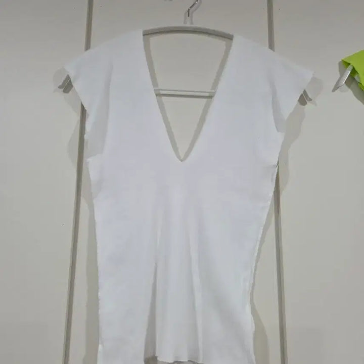 [BUNJANG] V-Neck Sleeveless Tank Top White/Lime / 브이넥 민소매 나시  티셔츠 화이트/라임