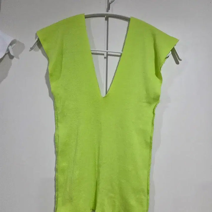 [BUNJANG] V-Neck Sleeveless Tank Top White/Lime / 브이넥 민소매 나시  티셔츠 화이트/라임