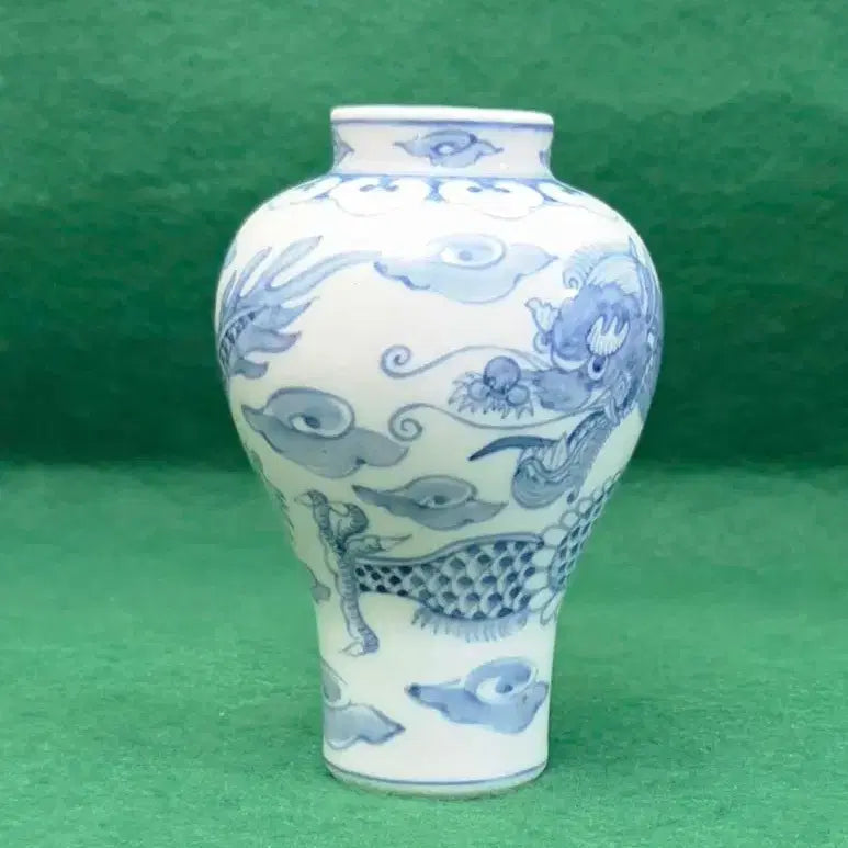 [BUNJANG] Celadon Porcelain Vase with Dragon and Cloud Motif (Height: 15.5cm) / *청화백자 운룡문 소형 매병 도자기((높이:15.5cm)