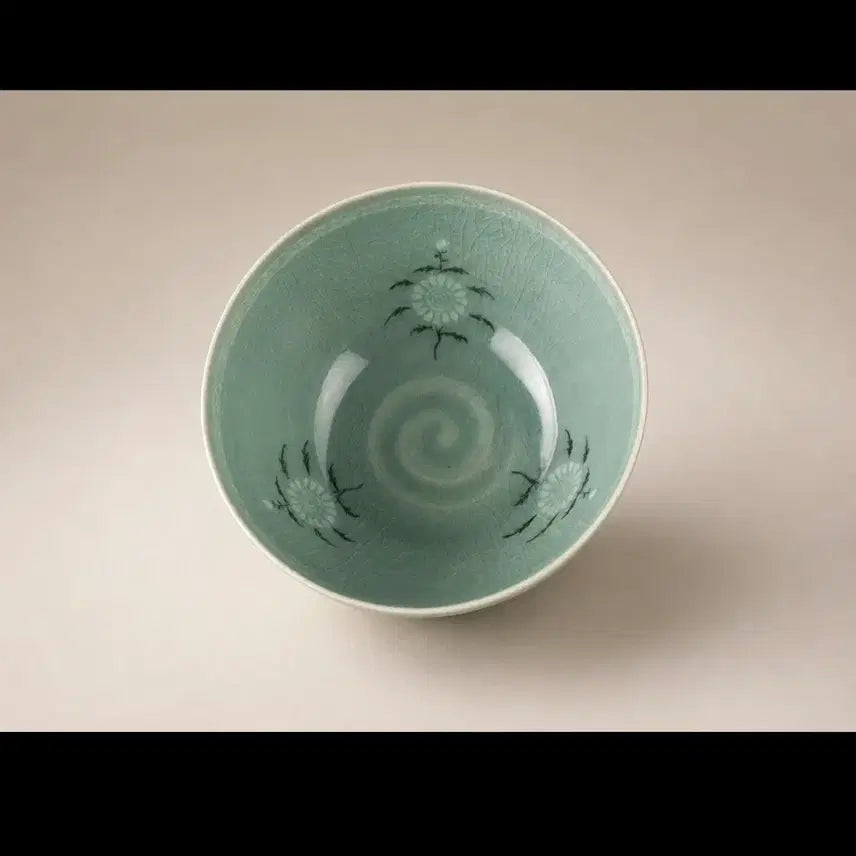 [BUNJANG] Intangible Cultural Heritage Haegang Yu Geun-hyeong Chrysanthemum Celadon Tea Bowl / 무형문화재 해강 유근형 국화문 청자 다완 다도구 차도구