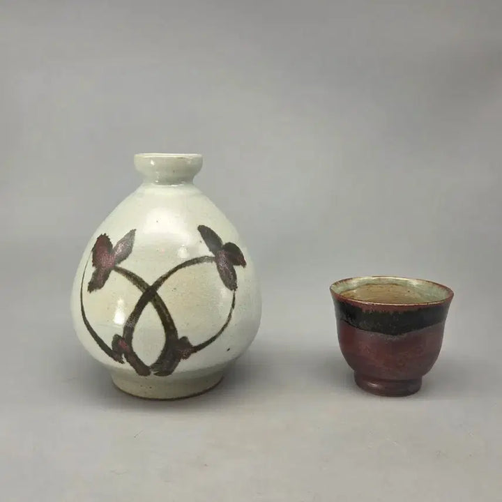 [BUNJANG] Tocheong Hong Jaepyo Buncheong Ware Celadon Iron-Painted Leaf Pattern Vase and Iron Glazed Cup Set / 도자기 명장  토정 홍재표 분청사기 철화삼엽문 간병 철유 잔