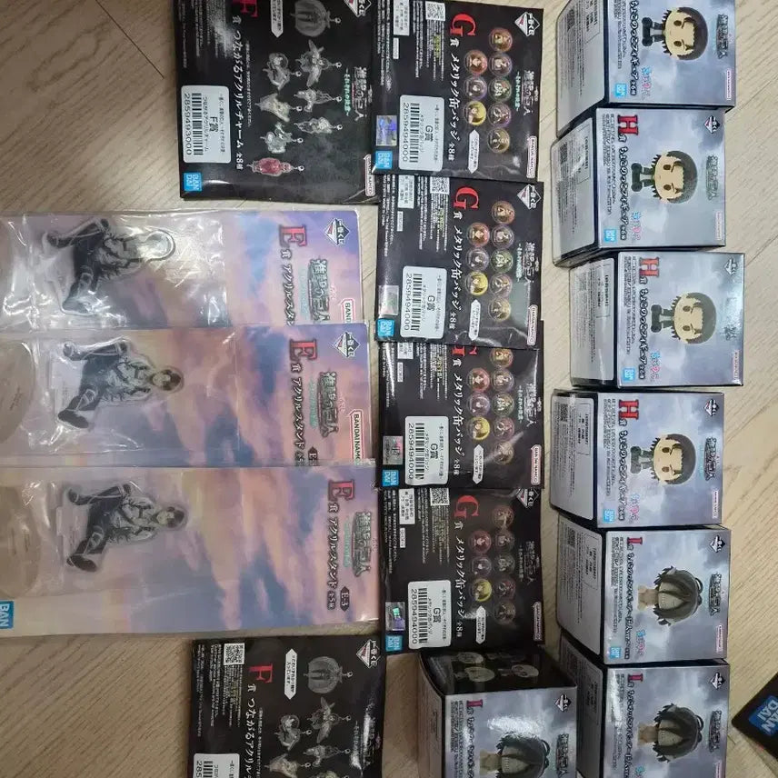 [SOLD OUT] 진격거인 굿즈 세트 (아크릴 스탠드, 뱃지, 피규어)
