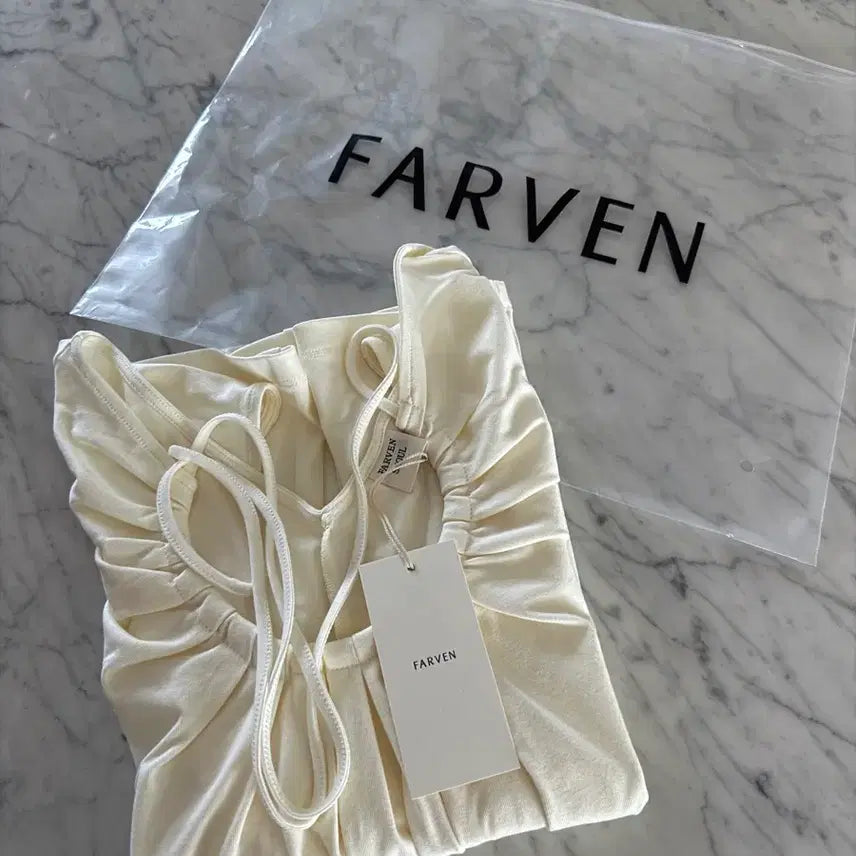 [SOLD OUT] farven 파르벵 브리즈 홀터 셔링 블라우스 아이보리 새상품