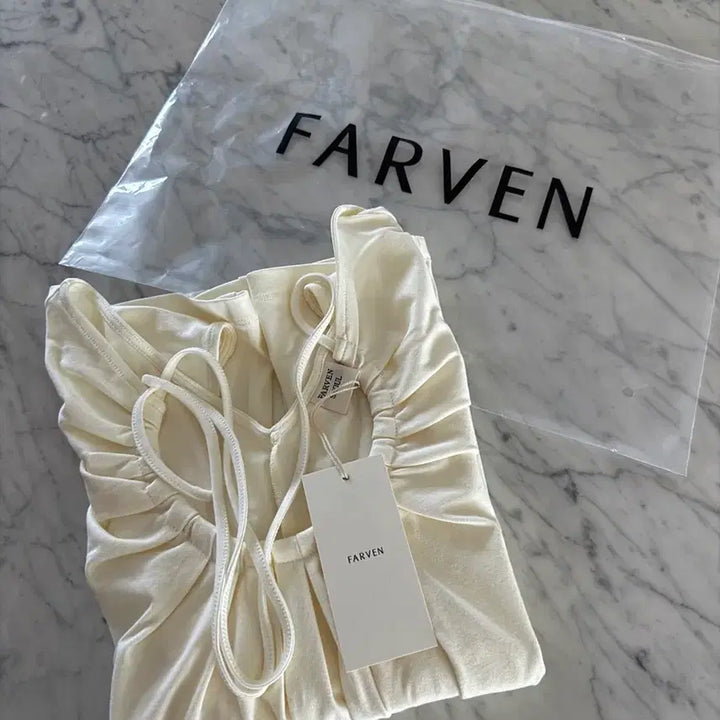 [SOLD OUT] farven 파르벵 브리즈 홀터 셔링 블라우스 아이보리 새상품