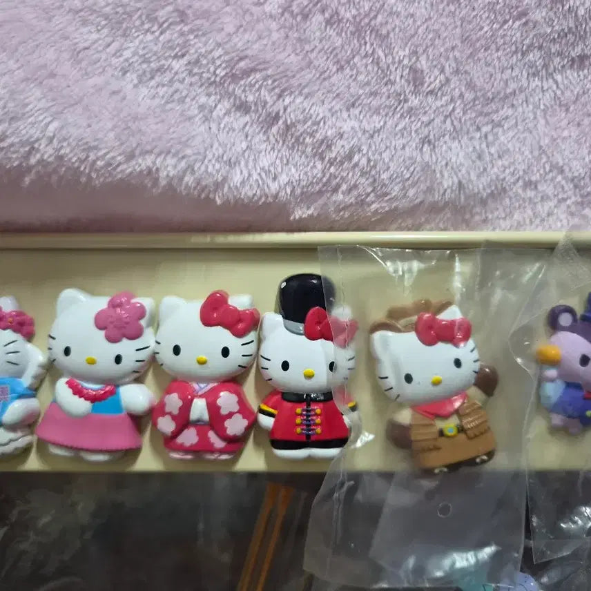 [BUNJANG] Vintage Hello Kitty Costume Magnets Set / 고전키티 마그넷