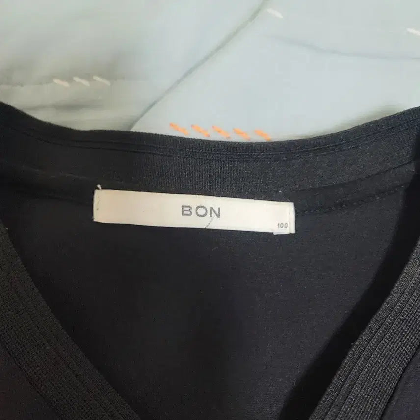 [SOLD OUT] 본 브이넥 반팔