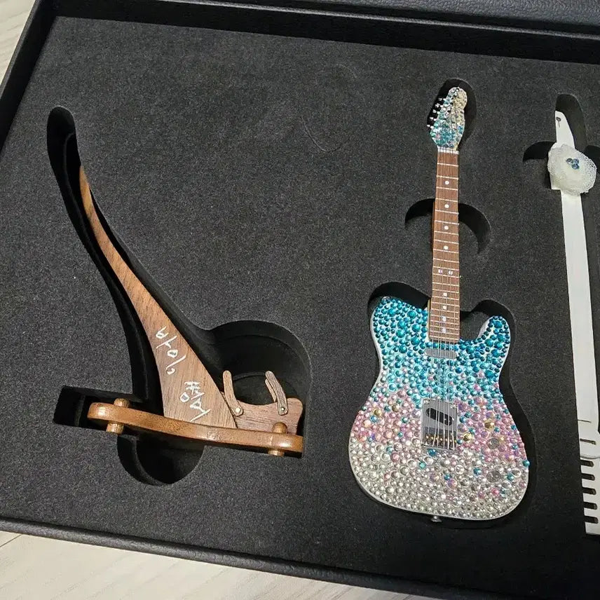 [BUNJANG] IU BY SUMMER Guitar Miniature (Unused) / 아이유 바이썸머 기타 미니어처(미사용)