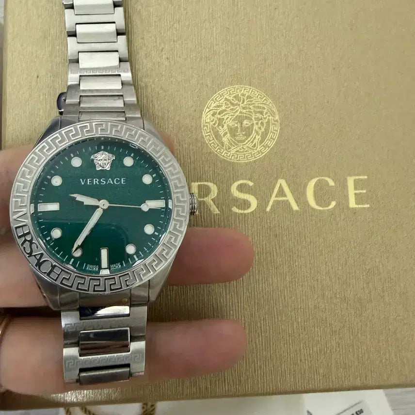 [BUNJANG] Versace Greca Dome Watch (Green) Model VE2T00322 / 베르사체 그라스 둠 시계(그린) 모델명: VE2T00322